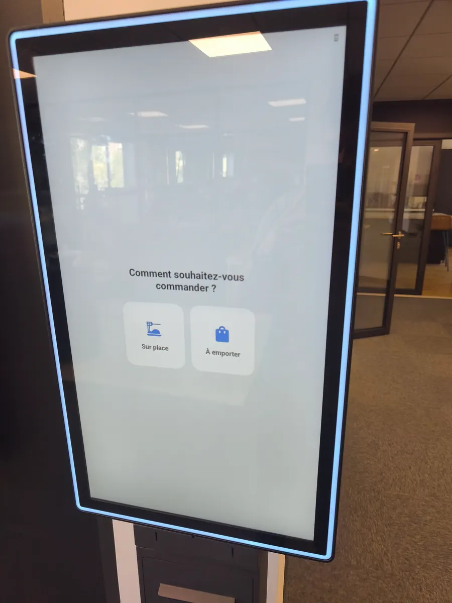 Borne de commande TopOrder en libre-service proposant de commander sur place ou à emporter