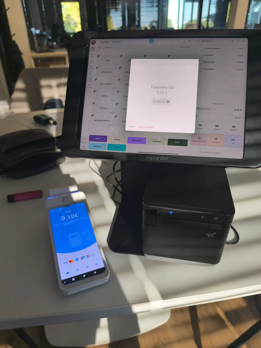 Caisse TopOrder sur iPad avec imprimante de tickets et terminal de paiement myPOS affichant un paiement par carte de 9,10 €